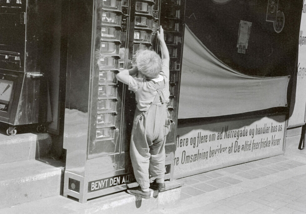 Dreng ved automat i gamle dage